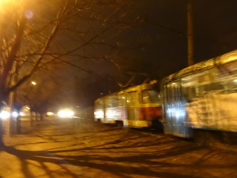 Харьковчанам устроили вынужденную прогулку по морозу (фото)