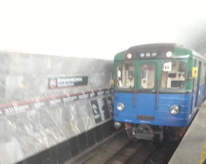 ЧП в харьковском метро. Мужчина упал на рельсы (фото)