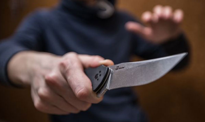 В Харькове на девушек набросился неизвестный с ножом