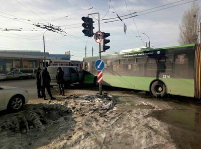 Троллейбус попал в аварию в Харькове (фото)