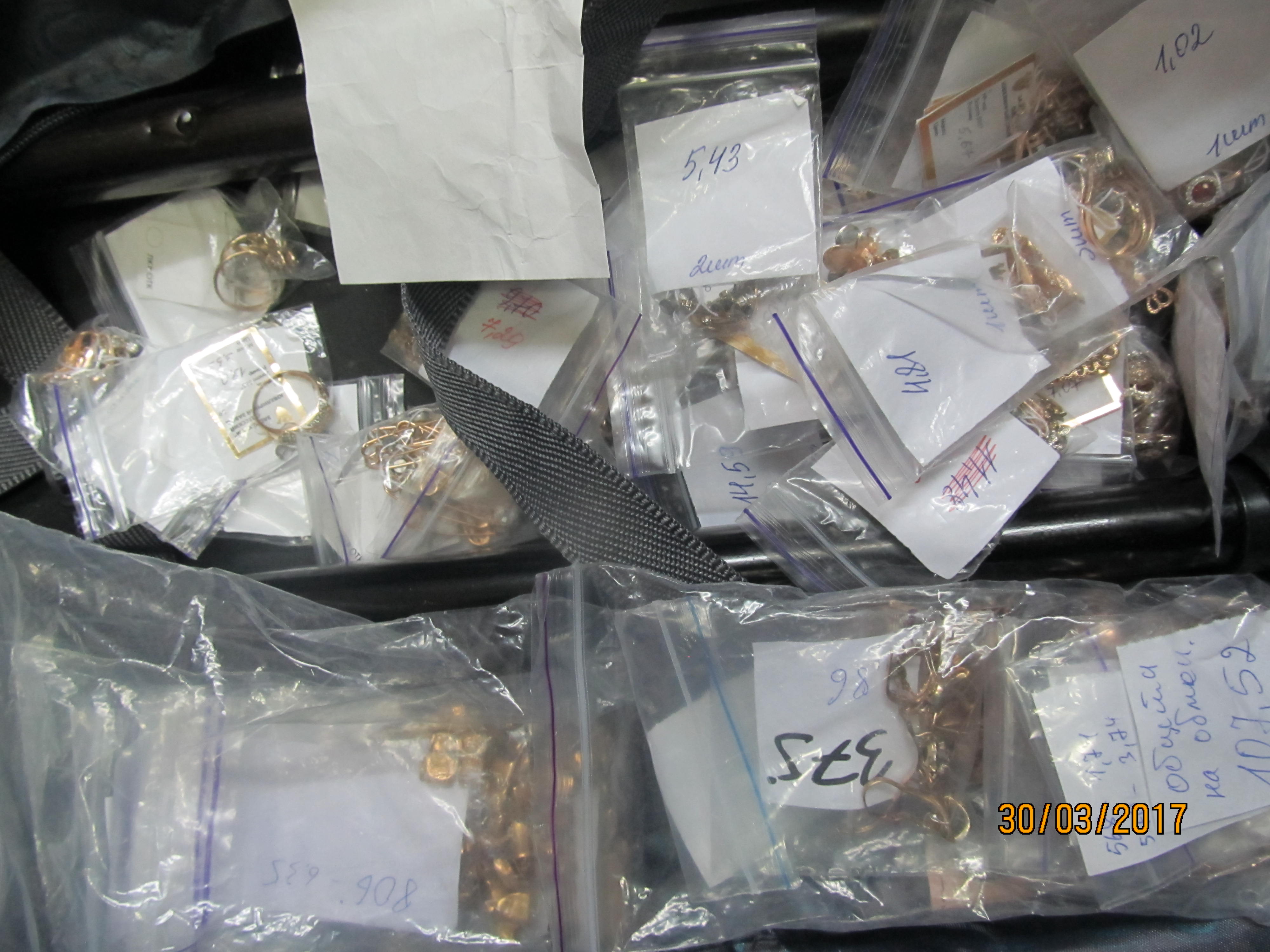Два килограмма золота нашли в нижнем белье (фото)