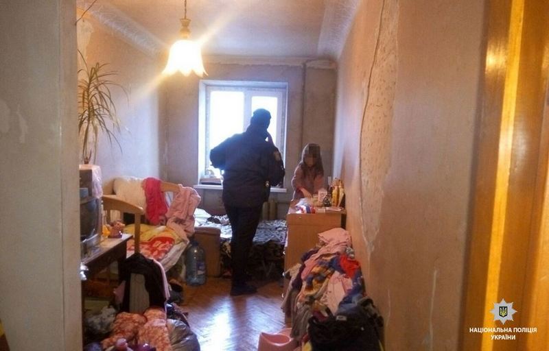 Несколько дней в квартире с пьяными бабушкой и дедушкой. В Харькове ищут мать, бросившую троих детей (фото)