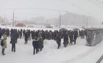 Снегопад бушует в Харькове. Транспорт не ходит, люди не могут добраться не работу (видео)