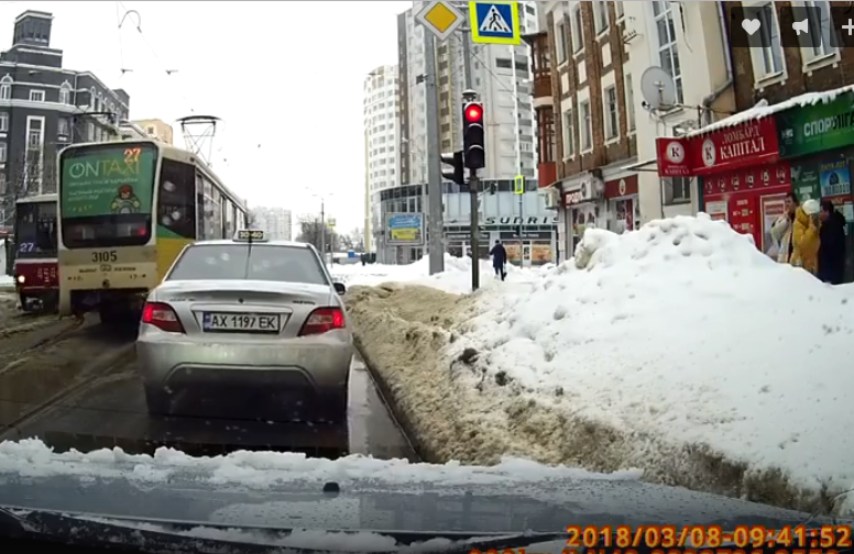 В Харькове трамвай проехал на красный свет (фото, видео)