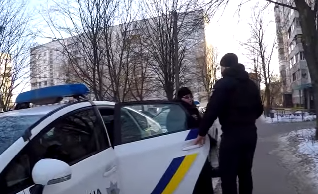 Харьковчанку средь бела дня силой заставили сесть в машину (видео) 