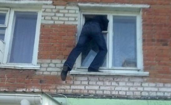 В рабочем районе Харькова поймали человека, выпавшего из окна (фото)