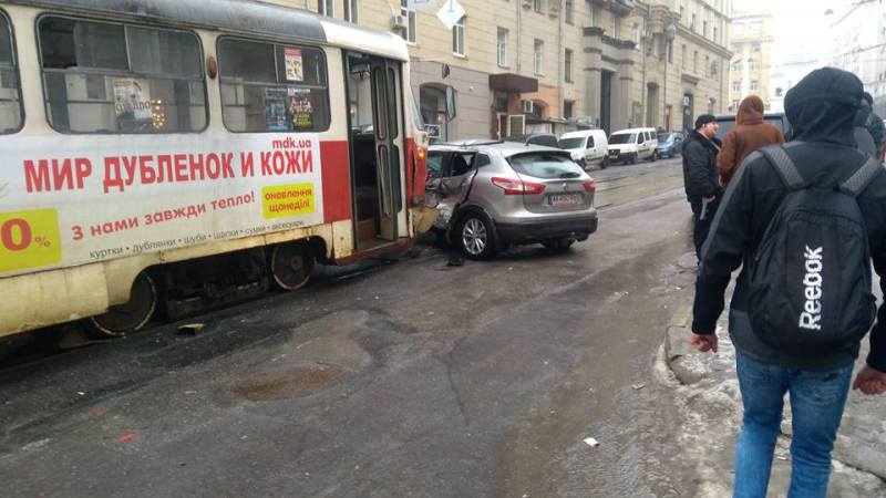В Харькове трамвай протаранил иномарку (фото)
