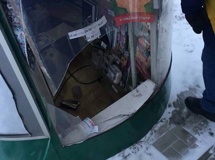 В Харькове парень по неизвестным причинам сделал лаз в газетном киоске