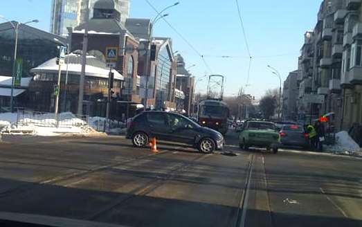 В Харькове заблокировали движение трамваев (фото)