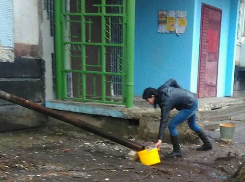 Жители Лозовой: В магазинах раскупили всю воду. Люди набирали из луж и топили грязный снег (фото)