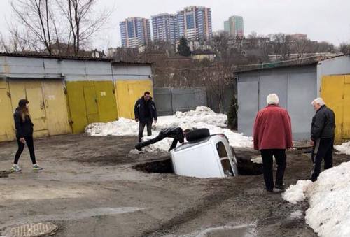 Автомобиль ушел под землю в Харькове (фото)