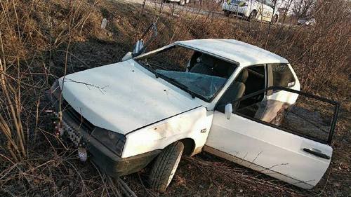 Автомобиль вылетел с дороги под Харьковом: есть пострадавшие