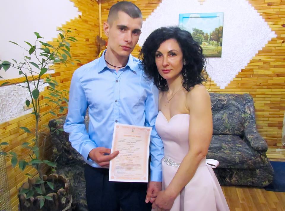 В Харькове парень годами откладывал свадьбу из-за клочка бумаги (фото)