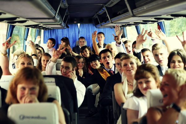 Школьники на Харьковщине променяли выпускной вечер на автобус