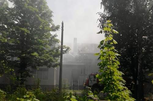 Крупный пожар в Харькове: загорелось здание бывшего детского сада (дополнено, фото)
