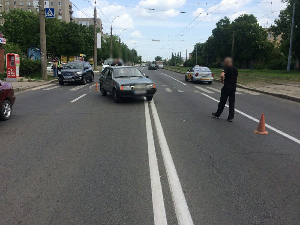 В Харькове неосторожного мужчину увезли с улицы на «скорой»