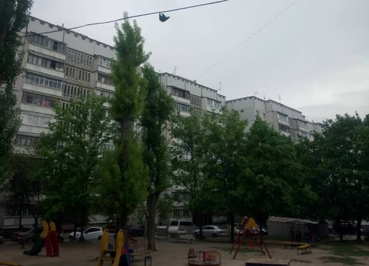 В Харькове мужчина с ножом добрался до пленника на детской площадке (фото)