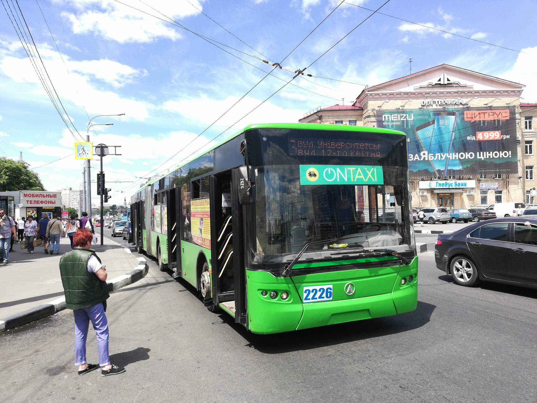 В Харькове водитель-лихач разбил стекло в переполненном троллейбусе (фото)