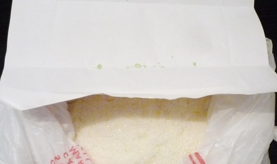 Харьковчане обнаружили сюрприз в пакете с сахаром