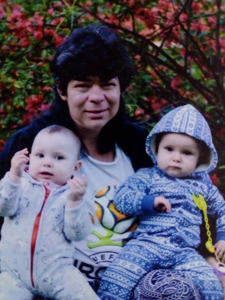 В Харькове мать девочек-близняшек серьезно заболела после того, как потеряла любовь (фото)