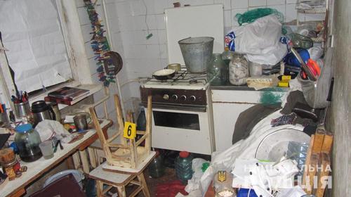 В Харькове мужчина десять дней жил квартире с телами родителей, которые засыпал солью: подробности (фото)