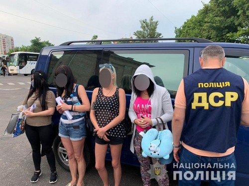В Харькове собирались продать четырех девушек (фото)
