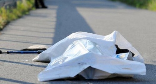 Мертвого мужчину обнаружили возле торгового центра в Харькове (фото)