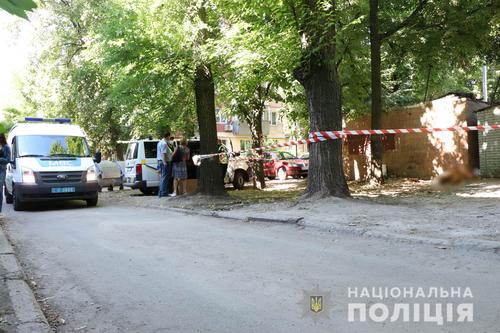 Стало известно, чье тело завернули в ковер и выбросили во двор в Харькове