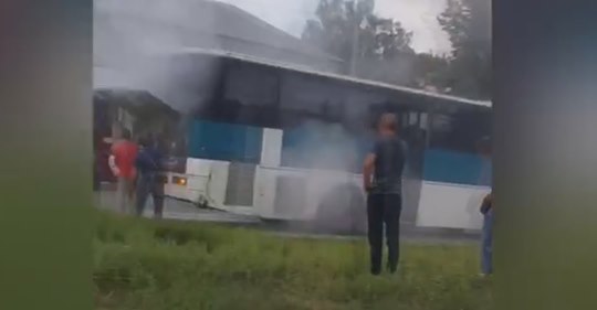В Харьковской области загорелся автобус: люди кричали от страха (видео)