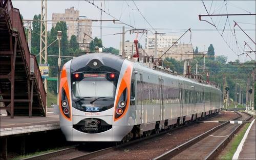 Под Харьковом поломался поезд: пассажиры не выдержали и уехали на такси (видео)