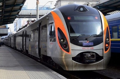 На том же месте: поезд "Киев - Харьков" снова вышел из строя (видео)