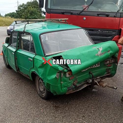 ДТП на окраине Харькова: машину расплющило, есть пострадавшие (фото)