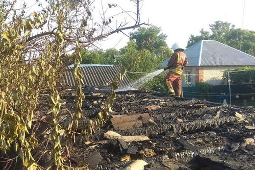 В Харьковской области произошел крупный пожар на территории частного дома (фото)