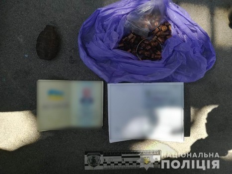 Возле харьковской высотки обнаружили подозрительный пакет с документами (фото)
