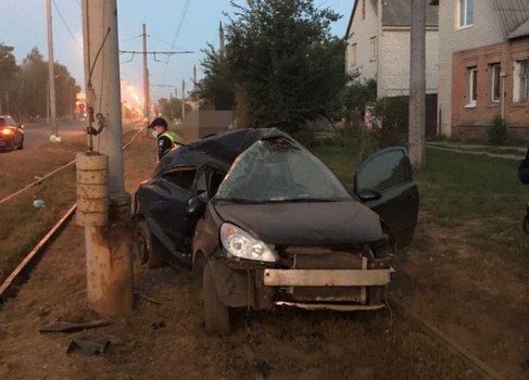 В Харькове водитель на скорости разбил вдребезги автомобиль 