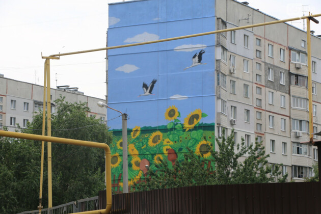В Харькове на многоэтажке поселились аисты (фото)