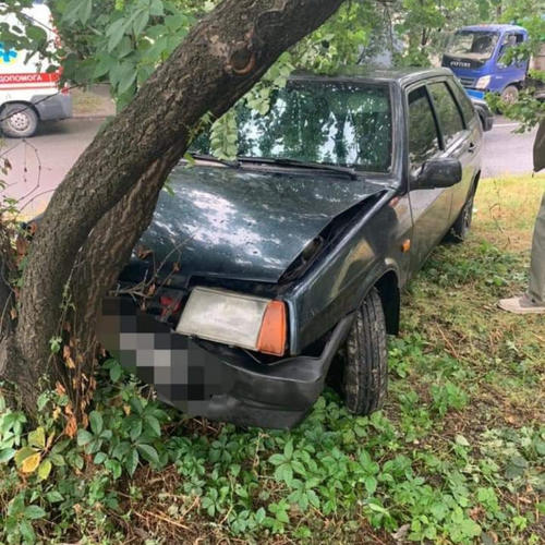 ДТП в Харькове: машину отбросило в дерево, есть пострадавшие