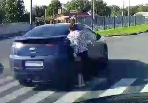 Сбил с ног и даже не остановился. В Харькове разыскивают водителя, который нанес травмы женщине (фото, видео)