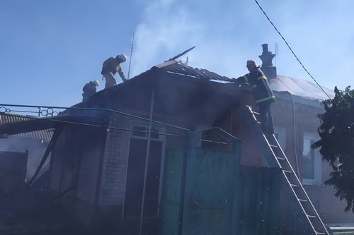 Гараж и машина уничтожены, дом удалось спасти: пожар на Харьковщине (фото)