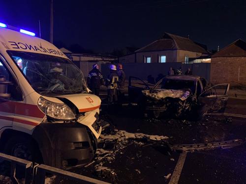 В Харькове автомобиль врезался в "скорую", которая везла беременную, произошел пожар (фото, видео)