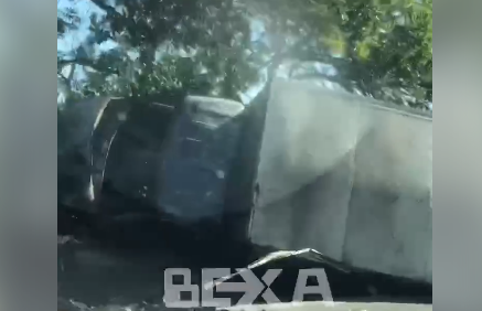 Большая машина с фруктами перевернулась на Харьковщине (видео)
