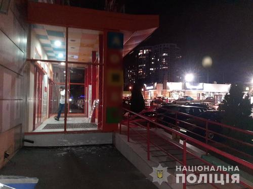 В Харькове мужчину ранили возле супермаркета (фото)