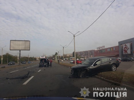 Запчасти разлетелись по дороге, людей забрала "скорая": авария в Харькове