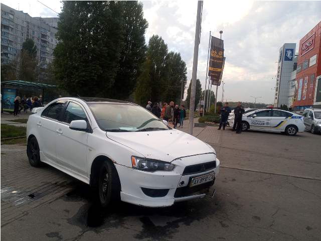 В Харькове машина вылетела на тротуар возле переполненной остановки (фото)