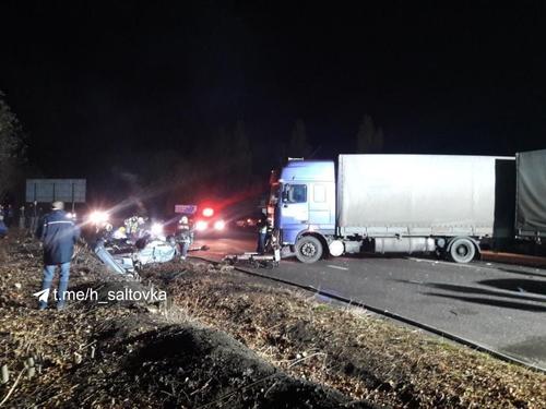 ДТП в Харькове: тело водителя вырезали из раскуроченного автомобиля (фото)