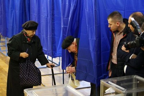 Выборы на Харьковщине: избиратели рвут бюллетени, хулиганят и голосуют по несколько раз