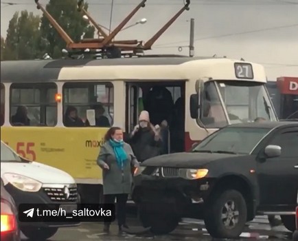 В Харькове трамвай врезался во внедорожник (видео)