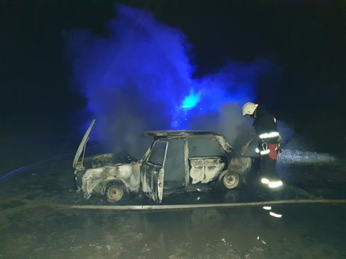Под Харьковом посреди дороги сгорела машина (фото)