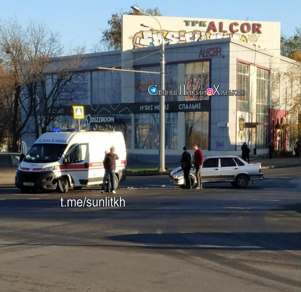 Машина скорой помощи попала в аварию в Харькове и застряла в пути (фото)