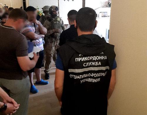 В Харькове на "туристического менеджера" надели электронный браслет и посадили под домашний арест (фото)